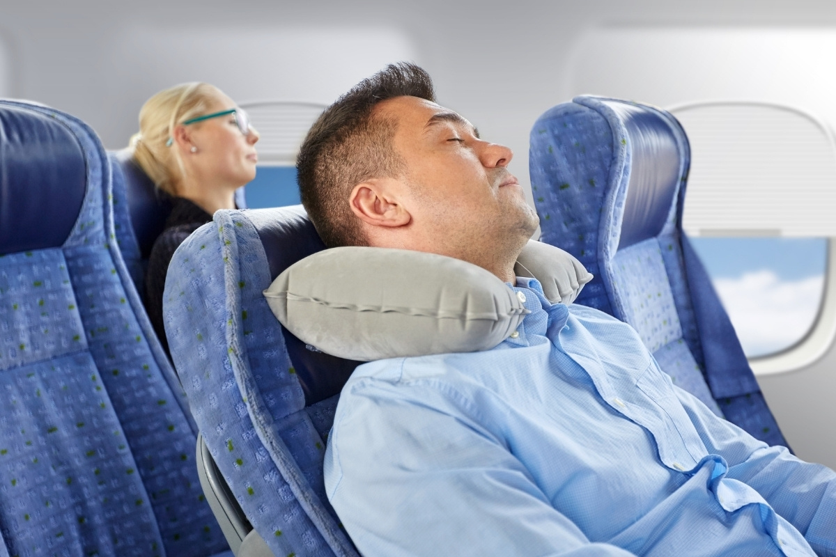 cum dormi in avion
